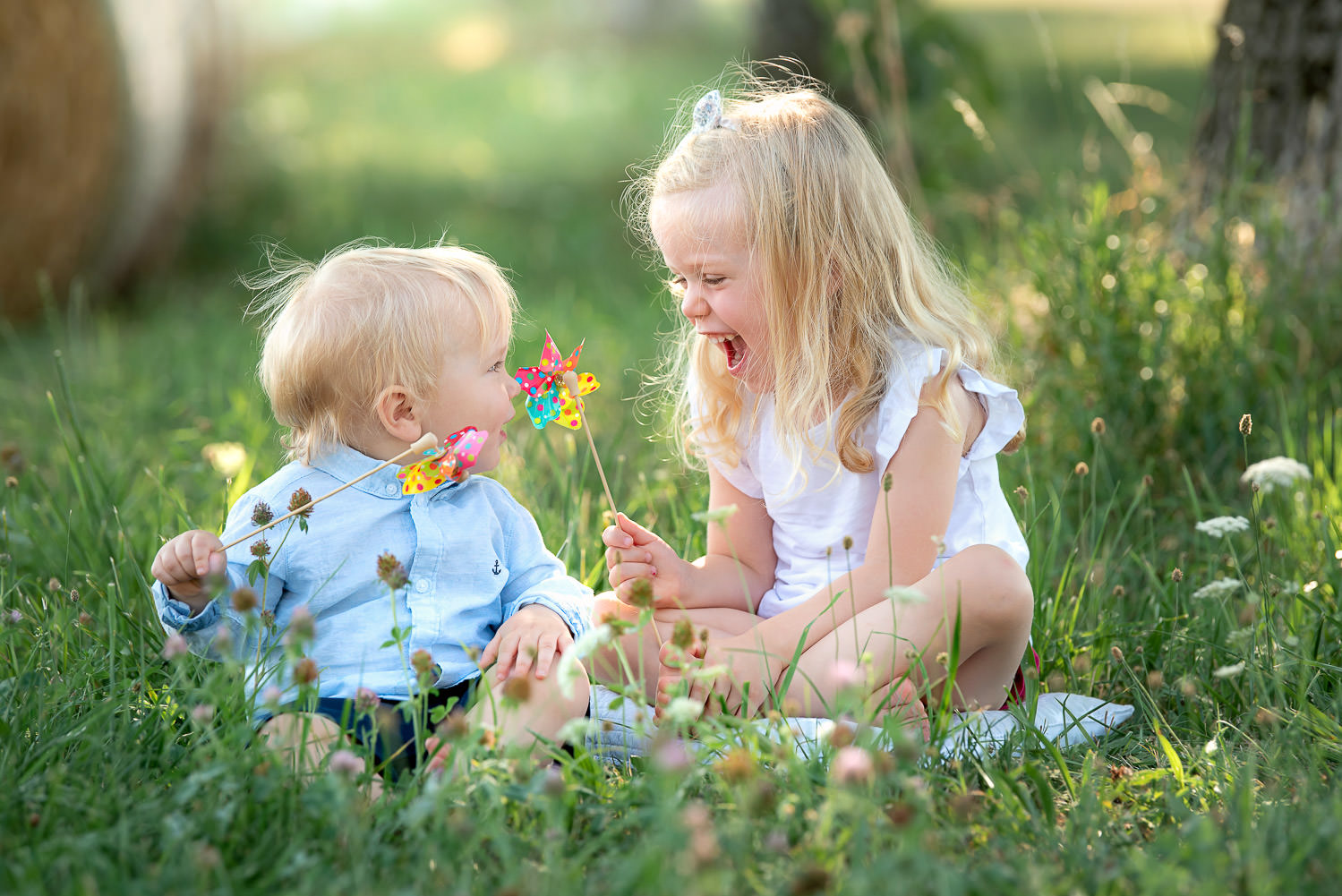 Geschwisterkinder im Grünen - Familienfotograf Karlsruhe